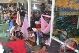 Tenaga kerja Indonesia (TKI) dari Sabah Malaysia saat berada di KM Cattleya Express tujuan Parepare Sulawesi Selatan, Sabtu (13/7). Kapal swasta milik PT Rusianto Bersaudara ini diberangkat lebih awal sekitar pukul 18.00 Wita untuk menghindari merangseknya penumpang yang masih tersisa sekitar ribuan orang tersebut. Penumpang yang tidak kebagian tiket terpaksa harus menginap di pelabuhan. (M Rusman/ANTARA) 