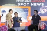 Menteri Perumahan Rakyat Djan Faridz (kiri) memberikan piala penghargaan kepada pemenang kategori "Spot News" Dhoni Setiawan (tengah) dan Edwin Dwi Putranto (kanan) saat Anugerah Pewarta Foto Indonesia 2012 di Grand Indonesia Jakarta, Senin (15/7) malam. Pewarta Antara Foto Dhoni Setiawan menjadi pemenang pertama pada kategori tersebut. ANTARA FOTO/Zabur Karuru