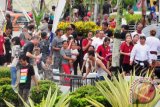 Kota Tenggarong menjadi arena perang air (Belimbur) yang menandai penutupan Pesta Adat dan Budaya Erau Pelas Benua Etam 2013. (Hayru Abdi/ANTARA Kaltim)
