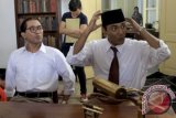 Aktor Ario Bayu (kanan) beradu akting bersama aktor Lukman Sardi saat syuting film " Soekarno Indonesia Merdeka!" di Kebun Raya, Bogor, Jumat (26/7). Film tersebut mengangkat cerita sejarah Presiden pertama RI Soekarno dalam memperjuangan meraih kemerdekaan dari tangan penjajah dengan melibatkan beberapa artis muda seperti Ario Bayu, Lukman Sardi, Maudy Koesnaedi, serta Ferry Salim dan akan dirilis pada Desember 2013.  ANTARA FOTO/Muhammad Adimaja
