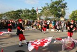 Penari Belgia memperlihatkan kemahirannya dalam memperlakukan bendera pada tari berjudul Flaag Dance di Pesta Adat Seni dan Budaya Erau Pelas Benua dan Internasional Folklore and Art Festival 2013. (Johan A Hakim/ANTARA Kaltim)