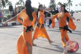 Tiga wanita asal dari Negeri Piramid Mesir sedang menari tarian El Samsea pada pada street performance Pesta Adat Seni dan Budaya Erau Pelas Benua dan Internasional Folklore and Art Festival 2013. (Johan A Hakim/ANTARA Kaltim)