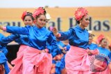 Tarian keraton kesultanan Kutai menjadi pembuka saat acara pembukaan Pesta Adat Seni dan Budaya Erau Pelas Benua dan Internasional Folklore and Art Festival di Stadion Madya Aji Imbut, Tenggarong, Kutai Kartanegara, Minggu (30/6) siang. (Hayru Abdi/ANTARA Kaltim)