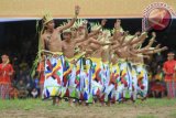 Tarian dengan judul "Eroh Begenjoh" menyemarakkan pembukaan Pesta Adat Seni dan Budaya Erau Pelas Benua dan Internasional Folklore and Art Festival di Stadion Madya Aji Imbut, Tenggarong, Kutai Kartanegara, Minggu (30/6) siang. (Hayru Abdi/ANTARA Kaltim)