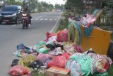 Sampah menumpuk dan berhamburan di tempat pembuangan sementara (TPS) di jalan prtokol di Penajam, Kabupaten Penajam Paser Utara (PPU), karena petugas kebersihan mogok kerja selama sepekan terakhir. Para petugas rencananya menghentikan aksi mogok dan mulai Selasa (9/7) kembali bekerja. (Bagus Purwa/ANTARA Kaltim)
