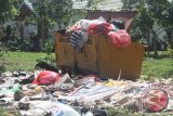 Sampah menumpuk dan berhamburan di tempat pembuangan sementara (TPS) di pemukiman warga di Penajam, Kabupaten Penajam Paser Utara (PPU), karena petugas kebersihan mogok kerja selama sepekan terakhir. Para petugas rencananya menghentikan aksi mogok dan mulai Selasa (9/7) kembali bekerja. (Bagus Purwa/ANTARA Kaltim)