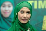 Artis yang juga model, Arzeti Bilbina berpose disela-sela konferensi pers di Kantor DPW PKB Jatim, Surabaya, Minggu (4/8). Arzeti Bilbina mengaku akan tetap aktif di dunia entertainment, bila terpilih sebagai anggota DPR dari Partai Kebangkitan Bangsa (PKB) untuk Dapil Jawa Timur I. ANTARA FOTO/M Risyal Hidayat/ss/pd/13.