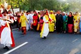 Tarian Cakalele merupakan seni tradisional Maluku. Tarian ini biasa dipersembahkan untuk menyambut tamu kehormatan dan dalam acara-acara adat termasuk pelantikan "Raja" atau kepala desa. Foto John Nikita Sahusilawane