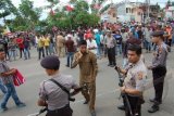 Sejumlah aparat berjaga-jaga saat sejumlah warga melakukan aksi damai dengan mendatangi Mapolres Lhokseumawe, Aceh. Selasa (6/8). Aksi damai ratusan warga dari simpatisan dan eks kombatan Gerakan Aceh Merdeka (GAM) itu memprotes aparat kepolisian yang menurunkan paksa bendera Aceh bulan bintang dalam beberapa hari terakhir. ANTARA FOTO/Rahmad/ss/nz/13