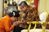 Presiden Susilo Bambang Yudhoyono (kanan) menerima sungkeman Ibu Negara Ani Yudhoyono (kiri) di Istana Negara, Kamis (8/8). Presiden beserta keluarga melaksanakan sungkeman seusai menunaikan Salat Id di Masjid Istiqlal, Jakarta. ANTARA FOTO/Andika Wahyu/hp/13.