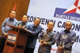 Sekretaris Majelis Tinggi (MT) Partai Demokrat Jero Wacik (tengah) didampingi Ketua Harian PD Syarief Hassan (kedua kanan), Ketua Dewan Pembina PD EE Mangindaan (kedua kiri), Ketua Dewan Kehormatan Amir Syamsuddin (kiri), dan Satgas Caleg PD Suaedy Marassabesy (kanan) memaparkan Susunan Komite Konvensi Demokrat, di Jakarta, Minggu (11/8). Susunan Pimpinan dan anggota Komite berjumlah 17 orang, tujuh berasal dari kader internal PD dan 10 tokoh eksternal, Komite bertugas menyelenggarakan konvensi untuk menetapkan dan mengusulkan calon presiden (capres) 2014-2019 yang akan diusung Partai Demokrat. ANTARA FOTO/Yudhi Mahatma/ss/nz/13
