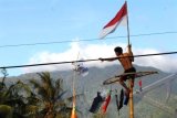 Peserta berusaha mengambil berbagai macam hadiah di pucuk batang pinang saat mengikuti lomba pajat pinang dalam rangka HUT Kemerdekaan RI ke-68, di Desa Rajapolah, Tasikmalaya, Jabar, Kamis (15/8). Warga di kawasan tersebut sengaja merayakan HUT-RI lebih awal di karenakan masih berkumpulnya sejumlah warga saat Lebaran berlangsung, dan dijadikan ajang halal bihalal antar kampung. ANTARA FOTO/Adeng Bustomi/ss/13