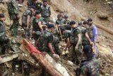 Sejumlah regu penyelamat dari Denzipur BLC Ambon berupaya melakukan penggalian di lokasi tanah longsor Batugajah, Sirimau, Ambon untuk mencari satu korban yang tertimbun, May Kapitan, siswa kelas III SMA Kristen Ambon pada Selasa dinihari (30/7). Bencana longsor di Batugajah ini mengubur satu keluarga yang berjumlah delapan orang, namun warga sempat menyelamatkan enam orang dewasa dan satu balita dan dievakuasi ke RS bhakti Rahayu Ambon. ANTARA FOTO/Daniel Leonard/pd/13