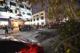 Petugas berwajib berkerumun di bekas ledakan di depan Hotel Astika, Mangga Besar, Jakarta Barat, Rabu (21/8) malam. Dugaan sementara ledakan tersebut akibat ledakan pipa gas atau hubungan pendek kabel bawah tanah. Kejadian itu mengakibatkan padamnya listrik di kawasan sekitar. ANTARAFOTO/Fanny Octavianus/Spt/13.