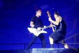 Aksi kelompok musik Metallica dalam Asia Tour 2013 di Stadion Utama Gelora Bung Karno, Senayan, Jakarta, Minggu (25/8). ANTARA FOTO/MI-Rommy P/pras/13.