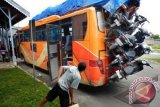 Sejumlah motor diangkut menggunakan bus di Terminal Mamboro, Palu, Sulawesi Tengah, Kamis (1/8). Menjelang lebaran, Dinas Perhubungan setempat meningkatkan pengawasan terhadap armada angkutan mudik untuk menekan angka kecelakaan lalu lintas selama mudik. ANTARAFOTO/Basri Marzuki/nym/2013.