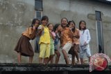 Anak-anak tengah tertawa dan bergaya. Mereka tinggal di rumah yang berada di bantaran Sungai Kapuas, Pontianak. (Teguh Imam Wibowo)