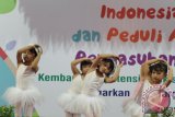 Banjarmasin, 22/8 - PERINGATI HAN 2013 - Sekelompok penari anak menampilkan tarian pada peringatan Hari Anak Nasional 2013 di Gedung Mahligai Pancasila Banjarmasin, Kamis (22/8). Pelecehan seksual pada anak mendominasi kasus kekerasan dalam rumah tangga di Kalimantan Selatan selama kurun waktu 2012-2013 mencapai 40 persen dari 240 kasus. Foto Antaranews Kalsel/Herry Murdy Hermawan/B 