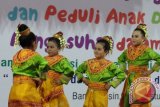 Banjarmasin, 22/8 - TARI AMPAR-AMPAR PISANG - Sekelompok penari anak menampilkan tarian Ampar-ampar Pisang pada peringatan Hari Anak Nasional 2013 di Gedung Mahligai Pancasila Banjarmasin, Kamis (22/8). Pelecehan seksual pada anak mendominasi kasus kekerasan dalam rumah tangga di Kalimantan Selatan selama kurun waktu 2012-2013 mencapai 40 persen dari 240 kasus. Foto Antaranews Kalsel/Herry Murdy Hermawan/B 
