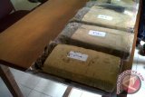 irektorat Reserse Narkoba Kepolisian Daerah Kalbar mengamankan  ganja sebanyak 6,12 kilogram senilai Rp18 juta, dari tangan Sa (30) warga Jalan Sawo, Pontianak Barat pada Sabtu (3/8) pukul 20.10 WIB. Sa merupakan bandar ganja yang menjadi target operasi Polda Kalbar yang sudah lama diincar. Petugas kepolisian dengan menyamar sebagai petugas jasa pengiriman menangkap tersangka saat menerima barang ilegal yang dikirim dari Aceh itu. Foto Antara Kalbar/Andilala.