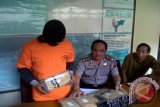 Direktorat Reserse Narkoba Kepolisian Daerah Kalbar mengamankan  ganja sebanyak 6,12 kilogram senilai Rp18 juta, dari tangan Sa (30) warga Jalan Sawo, Pontianak Barat pada Sabtu (3/8) pukul 20.10 WIB. Sa merupakan bandar ganja yang menjadi target operasi Polda Kalbar yang sudah lama diincar. Petugas kepolisian dengan menyamar sebagai petugas jasa pengiriman menangkap tersangka saat menerima barang ilegal yang dikirim dari Aceh itu. Foto Antara Kalbar/Andilala.