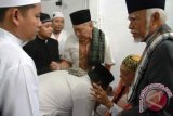 Para jamaah bersalaman dengan Sultan Kutai HAM Salehuddin II (tengah duduk) usai pelaksanaan Salat Ied di Masjid Jami Amir Hasanuddin Tenggarong, Kamis (8/8). (Hayru Abdi/ANTARA Kaltim)
