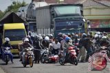 Pengendara motor terjatuh saat melintas di Jalur Pantura Cimohong, Brebes, Jawa Tengah, Sabtu (3/8). Kecelakaan motor roda dua tersebut terjadi karena jalanan berlubang dan berbatu sehingga membuat kendaraan tergelincir. ANTARA FOTO/Yudhi Mahatma/nym/2013.