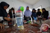 Siswa MTs Cempaka Warna merakit kompor air alternatif berbahan bakar non elpiji hasil temuan mereka di ruang kelas Pesantren Persis No 7, Kota Tasikmalaya, Jabar, Sabtu (24/8). Bahan bakar yang digunakan untuk kompor air tersebut berasal dari kaleng bekas minuman ringan, air dan campuran soda. Penemuan tersebut sebagai alternatif di tengah mahalnya harga gas elpji. ANTARA FOTO/Adeng Bustomi/nym/2013.