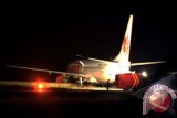 Pesawat Lion Air dengan nomor penerbangan JT 892 dari Jakarta menuju Gorontalo tergelincir saat mendarat di Bandara Djalaludin Gorontalo, Selasa (6/8) malam. Pesawat menabrak sapi saat mendarat sehingga keluar dari landasan pacu. Terdapat 110 orang penumpang dalam pesawat tersebut dan tidak ada korban jiwa dalam kecelakaan ini. FOTO ANTARA/Adiwinata Solihin/nym/2013.