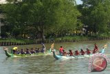 Banjarmasin, 25/8 - DAYUNG PERAHU NAGA 2013 - Dua peserta saling mendahului memacu perahunya dalam Lomba Dayung Perahu Naga 2013 di sungai Martapura Banjarmasin, Minggu (25/8). Tim MAN 1 Marabahan berhasil meraih piala Danlanal Banjarmasin setelah menjadi juara pertama kategori pelajar, sementara di kategori Umum, TNI dan Polri tim Hamann Banjarmasin meraih piala Gubernur setelah memenangkan partai final. Foto Antaranews Kalsel/Herry Murdy Hermawan/B