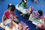 Banjarmasin, 25/8 - LOMBA MEWARNA JALASENASTRI - Tiga dari 400 anak taman kanak-kanak se kota Banjarmasin menghiasi KRI Pooh dalam lomba mewarna yang diselenggarakan Jalasenastri Lanal Banjarmasin di siring sungai Martapura Banjarmasin, Minggu (25/8). M Raihan Putra dari TK Aisyiyah 1 berhasil menjadi pemenang kategori TK A, sementara Annisa Afifah Haafizhoh dari TK Aisyiyah 43 menjadi pemenang kategori TK B. Foto Antaranews Kalsel/Herry Murdy Hermawan/B