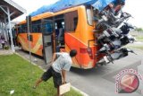 Sejumlah motor diangkut menggunakan bus di Terminal Mamboro, Palu, Sulawesi Tengah, Kamis (1/8). Menjelang lebaran, Dinas Perhubungan setempat meningkatkan pengawasan terhadap moda angkutan mudik untuk menekan angka kecelakaan lalu lintas selama mudik. ANTARAFOTO/Basri Marzuki/Koz/mes/13.