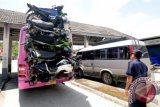 Sejumlah motor diangkut menggunakan bus di Terminal Mamboro, Palu, Sulawesi Tengah, Kamis (1/8). Menjelang lebaran, Dinas Perhubungan setempat meningkatkan pengawasan terhadap moda angkutan mudik untuk menekan angka kecelakaan lalu lintas selama mudik. ANTARAFOTO/Basri Marzuki/Koz/mes/13.
