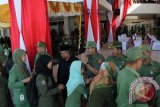 Banjarmasin, 12/8 - APEL PASCA LEBARAN - Wali Kota Banjarmasin H Muhidin didampingi Wakil Wali Kota HM Irwan Anshari dan Sekda Kota H Zulfadli Gazali serta KH H Hafis Anshari bersalaman dengan para PNS dilingkungan Pemko Banjarmasin usai apel bersama pasca libur  cuti lebaran 1434 H di halaman Balai Kota Banjarmasin, Senin (12/8). (foto Antaranews Kalsel/herry murdy/humas).

          