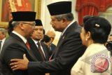 Presiden Susilo Bambang Yudhoyono (kedua kanan) menyalami Hakim Konstitusi Akil Mochtar (kiri) disaksikan Hakim Konstitusi Patrialis Akbar (kedua kiri) seusai upacara pengambilan sumpah di hadapan presiden di Istana Negara, Selasa (13/8). Akil Mochtar yang juga menjabat ketua MK menggantikan Mahfud MD, merupakan Hakim Konstitusi yang terpilih dari jalur DPR pada 2008 dan sebelum masa jabatannnya berakhir pada 16 Agustus 2013 DPR memutuskan untuk memperpanjang masa jabatannya hingga 2018, sedangkan Maria Farida yang masa jabatannya berakhir pada 19 Agustus 2013 ditunjuk kembali oleh Presiden untuk menjadi Hakim Konstitusi sementara Patrialis Akbar menggantikan Achmad Sodiki yang masa jabatannya berakhir pada Agustus 2013. ANTARA FOTO/Andika Wahyu/spt/13.
