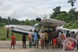 Sejumlah warga melihat pesawat perintis jenis Pilatus yang mendarat di distrik Mimika Barat, Mimika Papua, Minggu (4/8). Jumlah pesawat perintis dan lapangan terbang sangat minim di Papua pedalaman sehingga menjadi kendala untuk kemajuan pembangunan dan pelayanan pemerintah karena letak dan kondisi alam yang cukup berat dan berisiko. ANTARA FOTO/Husyen Abdillah/nym/2013.