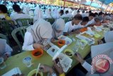 Pelajar tingkat Sekolah Menengah Umum (SMU) serentak menikmati makanan khas, Sop Saudara dalam Festival Sop Saudara Pangkep 2013 di Lapangan Citramas Kab. Pangkep, Sulsel, Rabu (21/8). Festival tersebut memecahkan rekor Museum Rekor Indonesia (Muri) dalam hal makan Sop Saudara terbanyak yaitu 2500 peserta. ANTARA FOTO/Dewi Fajriani/nym/2013.