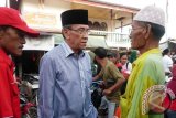 Cawagub Kaltim nomor urut 2 Aji Sofyan Alex melakukan kampanye simpatik dengan mengunjungi pasar-pasar tradisional, di antaranya Pasar Rawa Makmur, Palaran, Samarinda, Minggu. Tampak Sofyan Alex sedang berbincang dengan salah seorang pedaganng. (M Ghofar/ANTARA)