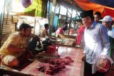 Cawagub Kaltim nomor urut 2 Aji Sofyan Alex melakukan kampanye simpatik dengan mengunjungi pasar-pasar tradisional, di antaranya Pasar Rawa Makmur, Palaran, Samarinda, Minggu. Tampak Sofyan Alex sedang berbincang dengan pedagang daging. (M Ghofar/ANTARA)