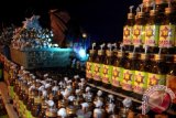 Seorang penjual lampu minyak daur ulang di Kota Gorontalo, sedang mencoba lampu minyak yang akan di jual, jumat (2/8). Penjual lampu minyak daur ulang yang dijual seharga Rp 1000/botol ini bersifat musiman dan selalu ramai di Kota Gorontalo saat menjelang perayaan tradisi Tumbilotohe (malam pasang lampu) yang di gelar 3 hari sebelum Lebaran. FOTO ANTARA/Adiwinata Solihin/ed/13