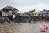 Aktivitas warga di bantaran Sungai Kapuas, Pontianak. Masyarakat masih memanfaatkan air sungai untuk mandi, cuci, hingga mencari nafkah. (Teguh Imam Wibowo)