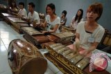 Jatim (Antara Babel) - Sejumlah mahasiswa dan mahasiswi asal Shizuoka University of Art and Culture Jepang memainkan alat musik gamelan di Fakultas Ilmu Budaya (FIB) Universitas Airlangga, Surabaya, Jatim, Senin (19/8). Sebanyak enam mahasiswa dan mahasiswi tersebut mempelajari seluk beluk seni dan budaya Jawa. ANTARA FOTO/M Risyal Hidayat/ss/mes/13.