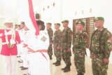 :  Anggota pasukan pengibar bendera (Paskibra) mencium bendera merah putih ketika pengukuhan Paskibra Kabupaten  Simalungun,  di Pematang Raya, Jumat (16/8). Bupati Simalungun JR. Saragih mengukuhkan 66 anggota Paskibra  yang akan bertugas pada puncak upacara Peringatan HUT ke-68 Kemerdekaan Republik Indonesia 17 Agustus 2013 di Pematang Raya, Ibu kota Kabupaten Simalungun.  (Foto Antarasumut/Waristo)