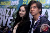 Dua pemeran utama film Carzy Love Tatjana Saphira (kiri) dan Adipati Dolken menghadiri gala premier film tersebut di FX Sudirman, Jakarta, Rabu (31/7).. Film bergenre drama komedi itu bercerita tentang percintaan kalangan remaja di masa sekolah, dimana Una Putri beradu akting dengan Tatjana Saphira, Adipati Dolken, dan Kemal Palevi yang akan dirilis pada 22 Agustus. ANTARA FOTO/Muhammad Adimaja/ed/Spt/13