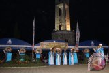 Martapura, 9/8 - FESTIVAL BEDUK KALSEL - Salah satu finalis Festival Beduk se-Kalsel tampil memukau di atas panggung terbuka di halaman Taman Cahaya Bumi Selamat (CBS) Martapura, Senin (4/8) malam. Event tahunan persembahan Pemerintah Kabupaten Banjar bekerja sama dengan Banjarmasin Post Group ini memperebutkan hadiah uang total Rp 27,5 juta.(Foto Antara/humas/B)