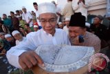 Tim Rukyat Wilayah NU Jawa Timur, meneropong posisi hilal (bulan) dengan menggunakan alat Rubuk di atas Masjid Al- Mabrur, Nambangan, Kenjeran, Surabaya, Jatim, Rabu (7/8). Sejumlah organisasi Islam melakukan Rukyatul Hilal di beberapa tempat di Jatim untuk menentukan jatuhnya 1 Syawal 1434 Hijriah. ANTARA FOTO/M Risyal Hidayat