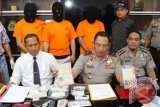 Kapolda Kalbar, Brigjen (Pol) Tugas Dwi Apriyanto (tengah) didampingi Direktur Reserse Narkoba Polda Kalbar, Kombes (Pol) Ahmad Alwi (kiri) memaparkan kronologis penangkapan tiga bandar narkoba, saat gelar kasus di Mapolda Kalbar, Senin (19/8). Kapolda Kalbar menyatakan barang bukti berupa 1.726 butir ekstasi dan 250 gram sabu tersebut, merupakan milik dua warga negara asing asal Malaysia yaitu Chiew Yem Khuan dan Lau Ting Hee dan seorang warga Pontianak yaitu Abdul Haris yang berhasil dibekuk oleh anggota Dit Reserse Narkoba Polda Kalbar saat hendak bertransaksi di sebuah hotel di Jalan Arteri Supadio, Kabupaten Kubu Raya, Kalbar. ANTARA FOTO/Sheravim/jhw/mes/13