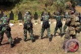 Seorang prajurit US MARSOC mengawasi sejumlah prajurit Korps Marinir TNI AL menembak dengan menggunakan senjata pistol di lapangan tembak Pusat Latihan Tempur Korps Marinir Baluran, Karangtekok, Situbondo, Jatim, Rabu, (20/8). Menembak pistol merupakan salah satu materi yang dilatihkan dalam Latihan Bersama Lantern Iron 13 - 1 antara prajurit Marinir Indonesia dan Marinir Amerika yang digelar hingga 6 September 2013. ANTARA FOTO/Kuwadi/ss/Spt/13