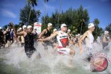 Sejumlah atlet triathlon berpacu dalam MetaMan Bintan di Bintan, Kepri, Sabtu (31/8). MetaMan Bintan 2013 diikuti 496 atlet dari 33 negara yang memperebutkan total hadiah 154 ribu dolar AS. ANTARA FOTO/Henky Mohari/nym/2013.