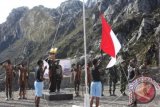 Pengibaran Bendera Merah Putih menyambut HUT RI ke-68 dengan Inspektur Upacara Kapolda Papua Irjen Polisi Tito Karnavian berlangsung di Zebra Wall (Base Camp Terakhir Menuju Puncak Cartenz) di Distrik Tembagapura, Mimika, Papua, Rabu (14/8). Pengibaran Bendera Merah Putih dilakukan oleh tiga putra asli Pegunungan dan dihadiri oleh perwakilan TNI Polri yang bertugas di area PT Freeport Indonesia. ANTARA FOTO / Husyen Abdillah